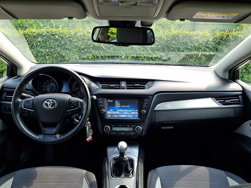 Toyota Avensis (2016) 1.8 COMFORT,KAMERA,ALU - fotka 31 z 42