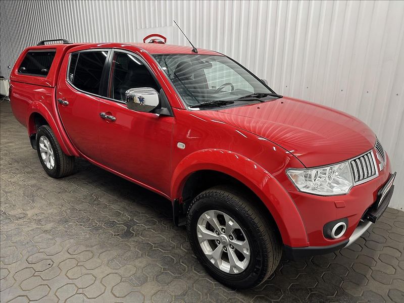 Mitsubishi L200 2.5DI-D INTENSE 4WD HARDTOP - fotka 12 z 35