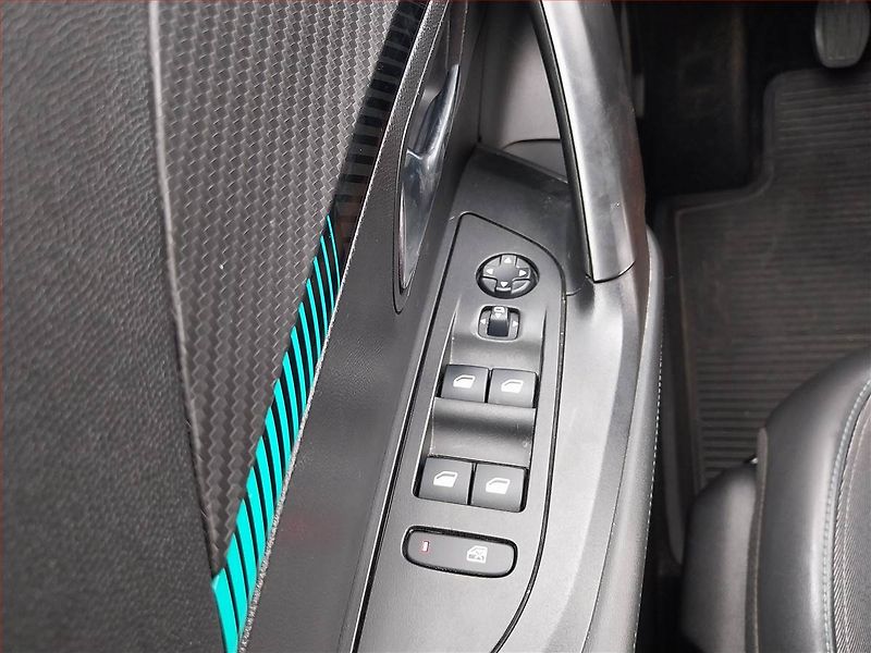 Peugeot 2008 (2021) 1.5 BlueHDi, Kůže, Navi - fotka 16 z 16
