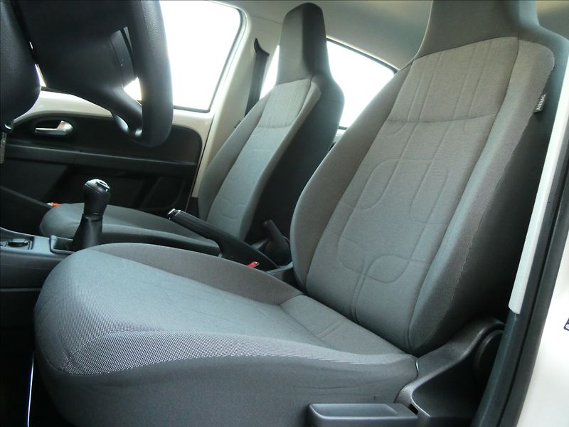 Volkswagen up! 1,0 MPi klima,serviska,2.maj. - fotka 30 z 45