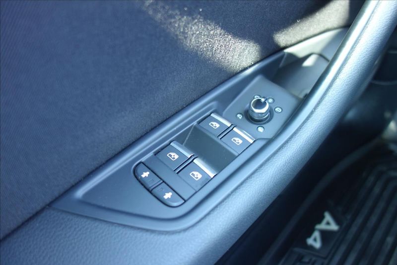 Audi A4 2,0 TDi, ČR, 1 MAJ., SERV. KN. - fotka 35 z 39
