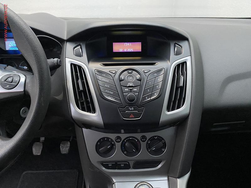 Ford Focus (2012) 1.6 Ti-VCT, Trend, AC, park. - fotka 12 z 15