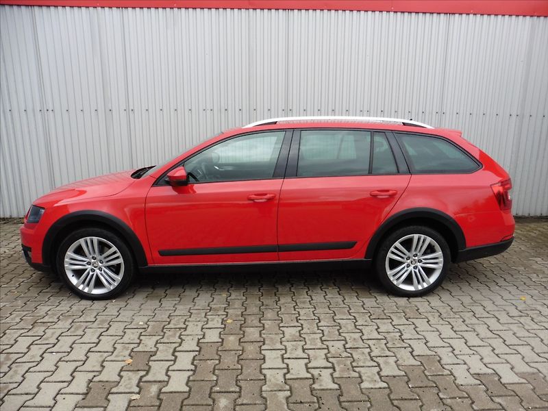 Škoda Octavia 2,0 TDi Combi 4x4 DSG Scout - fotka 5 z 17