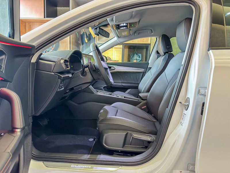 Cupra Formentor (2024) 2.0 TSI 190k DSG 4WD - fotka 6 z 9