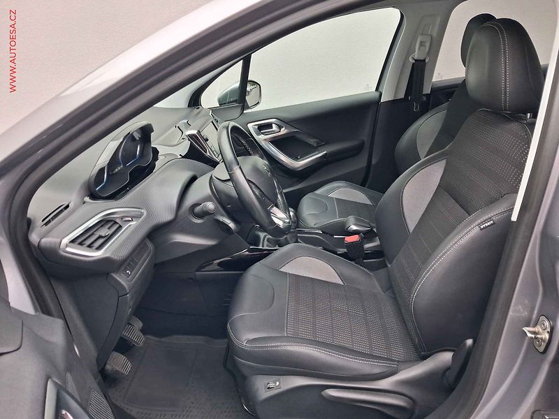 Peugeot 2008 (2018) 1.2 PT, ČR, Allure, park. - fotka 9 z 20