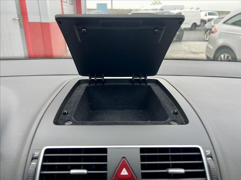 Volkswagen Touran 1,6 TDi  NAVI / kamera / ALU - fotka 28 z 44