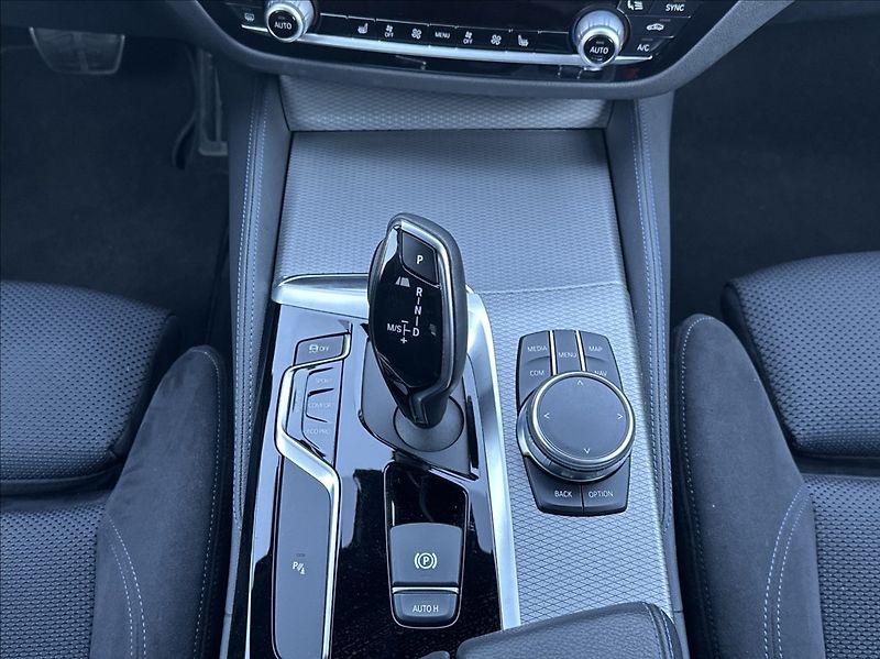 BMW Řada 5 3,0 530d 265PS  M Performance - fotka 27 z 54