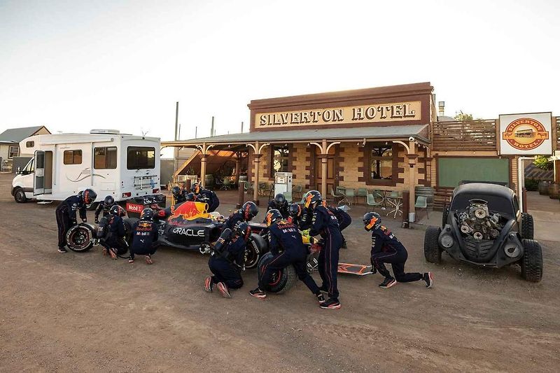 Daniel Ricciardo s vozem Red Bull RB7 F1 jezdí v terénu a překonává výzvy, které jsou pro Austrálii typické.