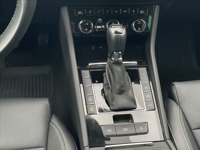 Škoda Superb 2,0 TDI DSG L&K TAŽNÉ+DCC+ACC - fotka 13 z 25