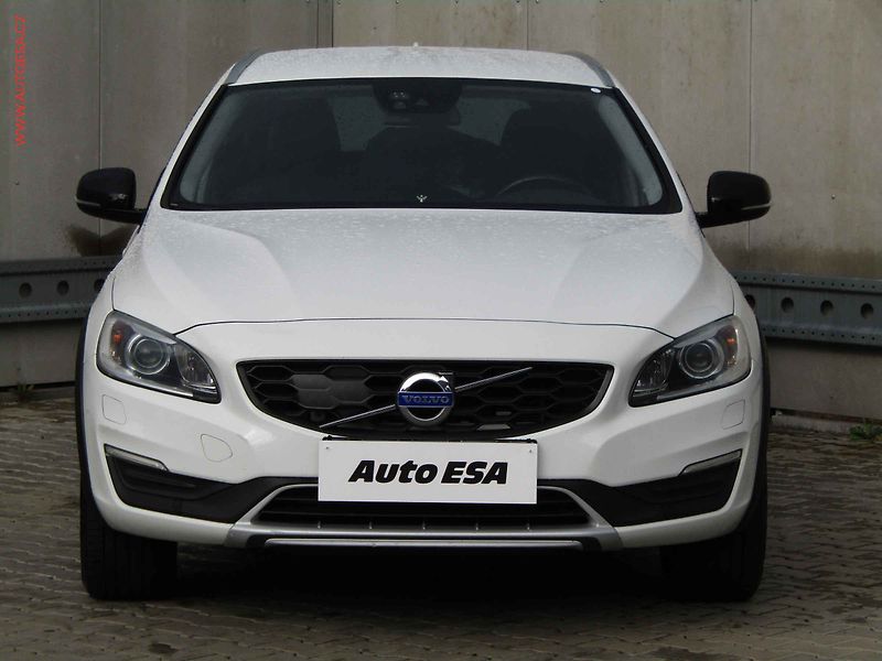 Volvo V60 (2017) 2.0 T5 4x4, ČR, Cross - fotka 2 z 18