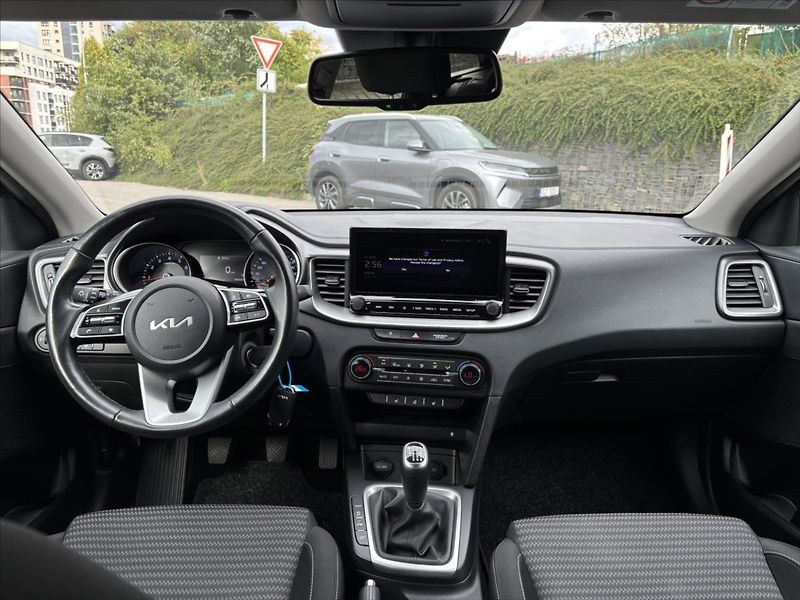 Kia Ceed 1,5 TGDi TOP ZÁRUKA NAVI KAMER - fotka 9 z 40