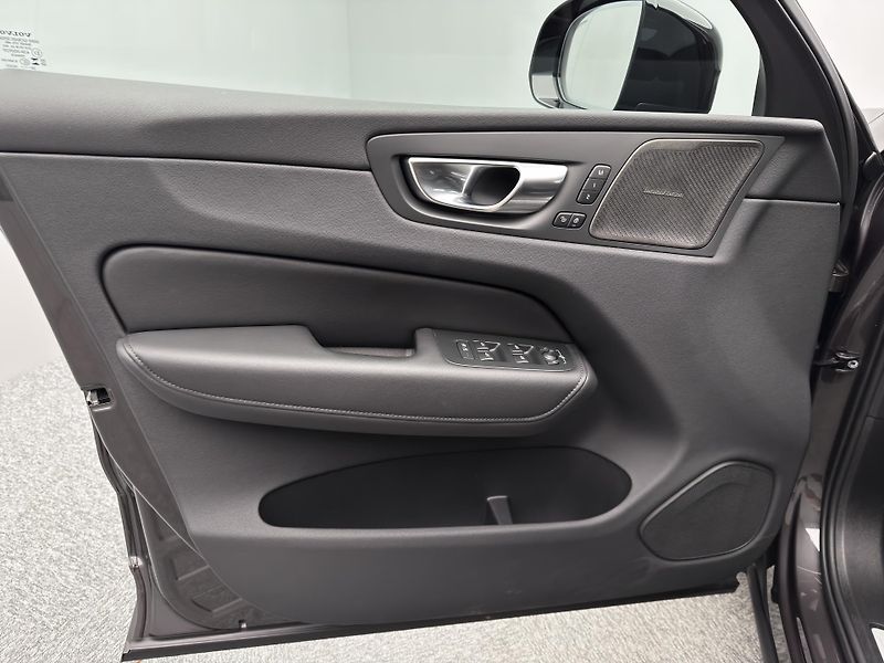 Volvo XC60 B5 AWD PLUS DARK CZ 1.maj - fotka 19 z 50