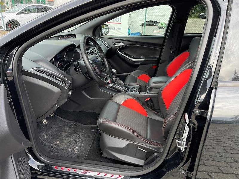 Ford Focus ST 2.0 EB 184 kW serviska - fotka 6 z 19