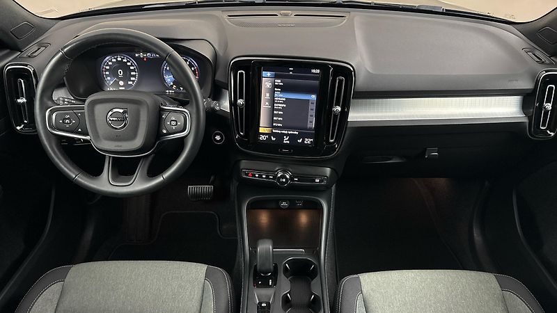 Volvo XC40 2.0 B4 AUT AWD Momentum Pro - fotka 8 z 29