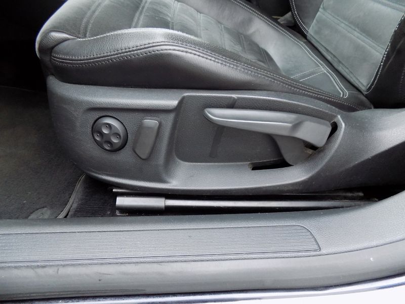 Volkswagen Passat CC (2008) 2.0TDI/Highline/NAVI/Bi-xenon/ - fotka 21 z 37
