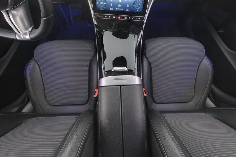 Mercedes-Benz Třídy C 300e Avantgarde Kamera Tažné - fotka 17 z 30