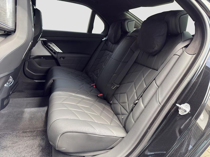 BMW Řada 7 M760e xDrive Sedan - fotka 18 z 27