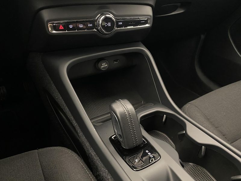 Volvo XC40 T2 KINETIC AUT REZERVACE - fotka 26 z 39
