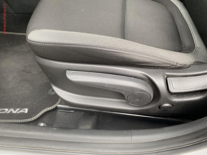 Hyundai Kona (2020) 1.6 CRDi, AT, navi, kamera - fotka 14 z 19