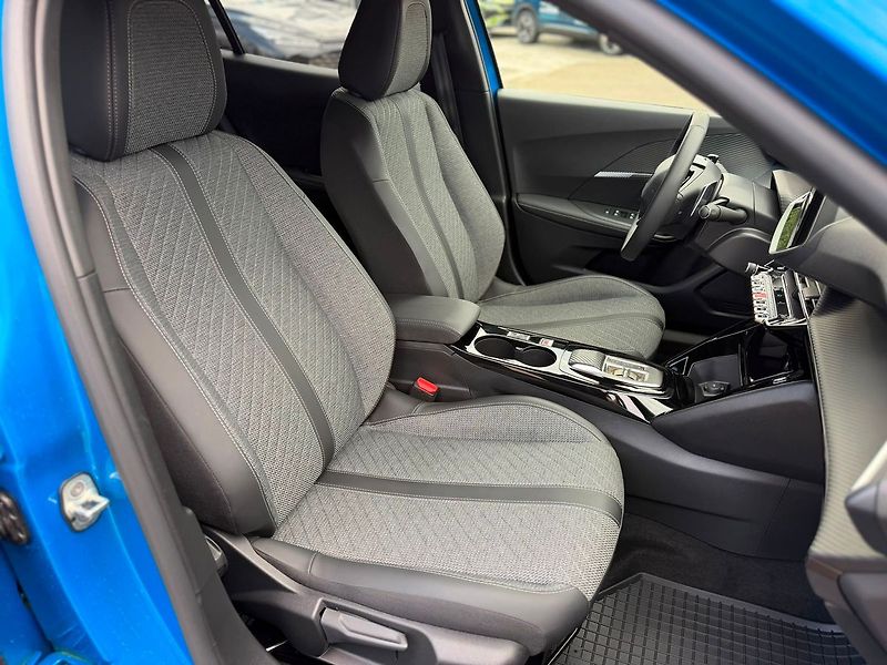Peugeot 2008 ALLURE Pack 1.2PT 130 EAT8 - fotka 9 z 29