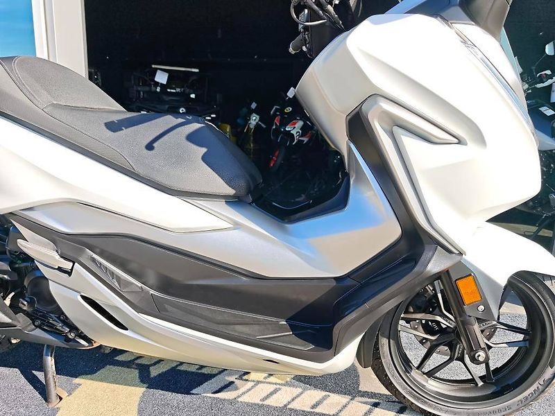 Honda Forza 300 ABS (2018) Smart box, Vyhřívané rukojeti, - fotka 10 z 20