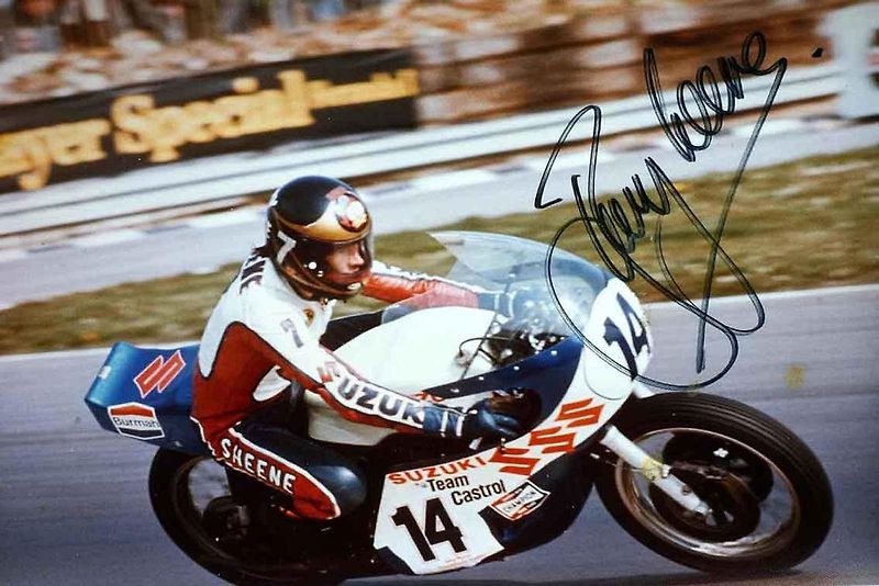 Barry Sheene (vpravo) byl legendáním motocyklovým závodníkem. Byl také známý tím, že bojkoval okruh v Brně. Na snímku je s Wilem Hartogem po závodě TT v Assenu.