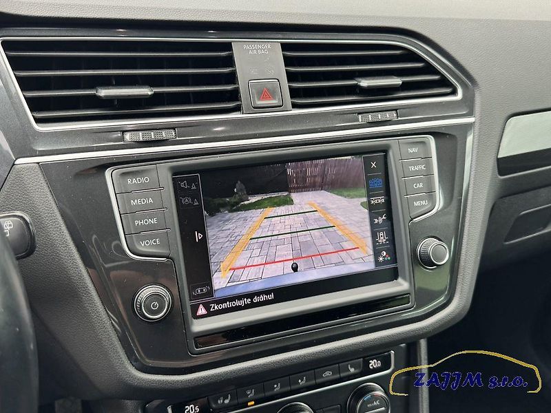 Volkswagen Tiguan 2.0TDI 4x4 + tažné, kamera - fotka 26 z 60