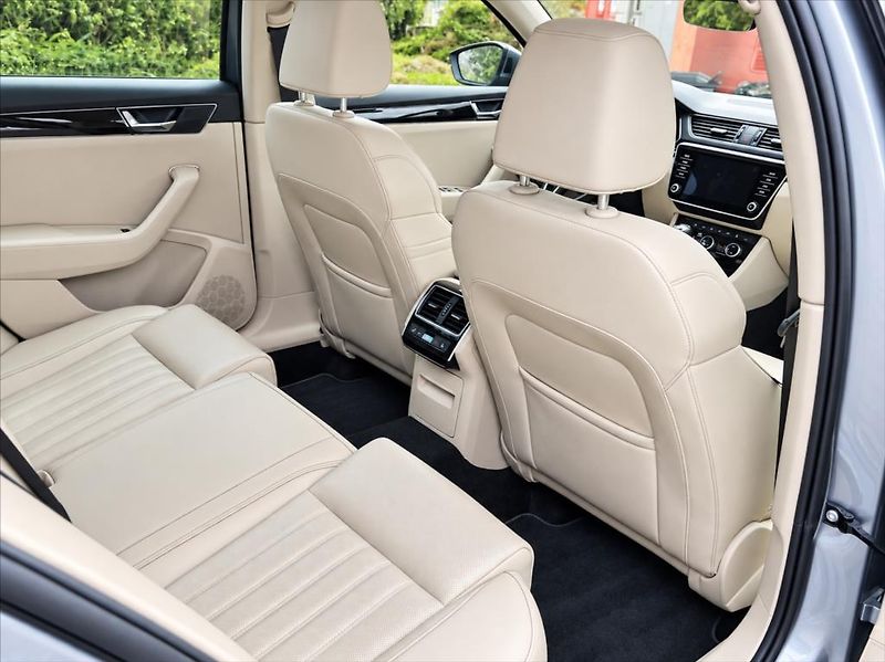 Škoda Superb 2,0 TSi L&K 4x4 DSG 272PS LED - fotka 16 z 26