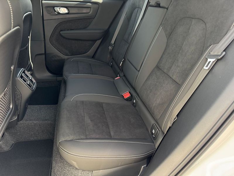 Volvo XC40 (2026) ULTRA B4, 360°, PIXEL LED, BLA - fotka 13 z 23