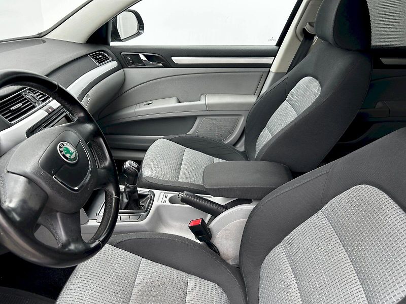 Škoda Superb (2019) Combi 2.0 TDI CR DPF 125kW MP6 - fotka 20 z 28