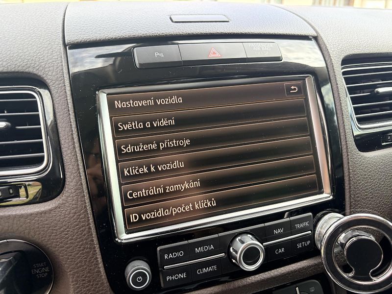 Volkswagen Touareg 3.0TDI V6 DSG 4x4 VZDUCH - fotka 49 z 56