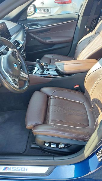 BMW Řada 5 (2020) M550i xDrive - fotka 3 z 7