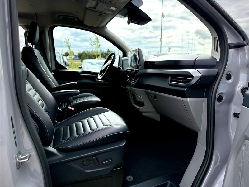 Ford Tourneo Custom 2,0 EcoBlue 125kW Titanium L2 - fotka 19 z 32