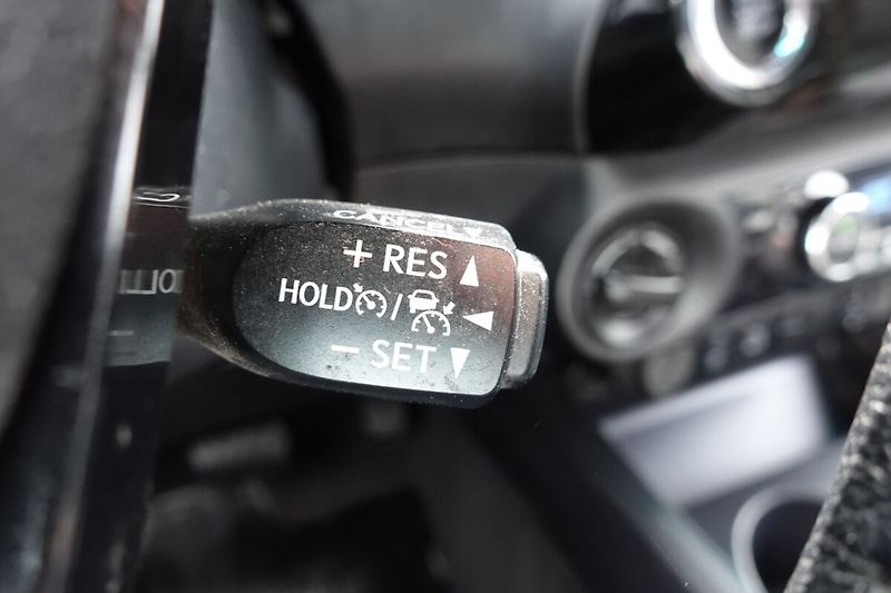 Toyota Hilux 2.8D4-D 6AT Invincible + Sport - fotka 29 z 33