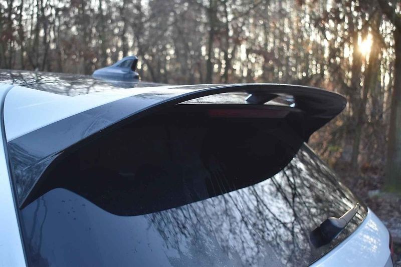 Volkswagen Golf GTI se cítí skvěle na méně frekventovaných silnicích.