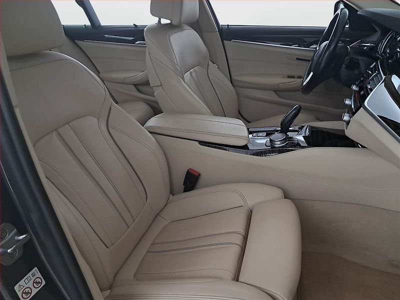 BMW Řada 5 (2018) Luxury Line 530i xDrive - fotka 9 z 19
