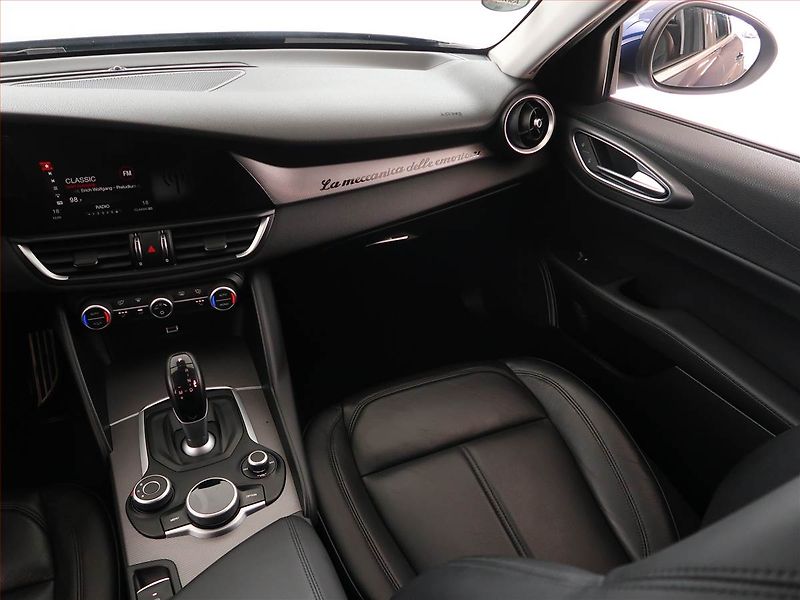 Alfa Romeo Giulia (2018) 2.0 Turbo - fotka 8 z 20