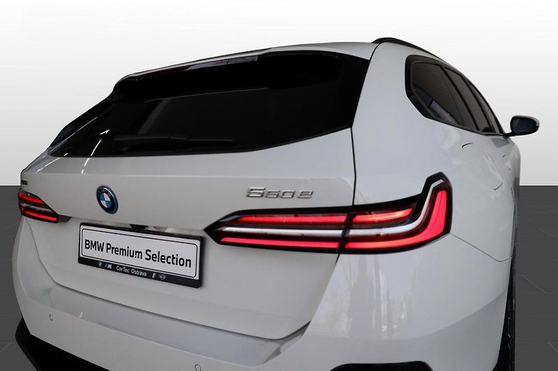 BMW Řada 5 550e xDrive Touring - fotka 22 z 33