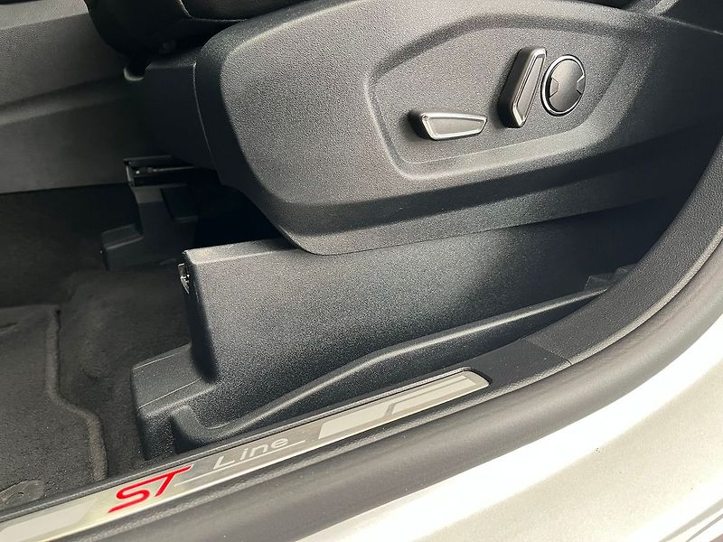 Ford S-MAX 2.5 HEV ST-Line - fotka 69 z 75