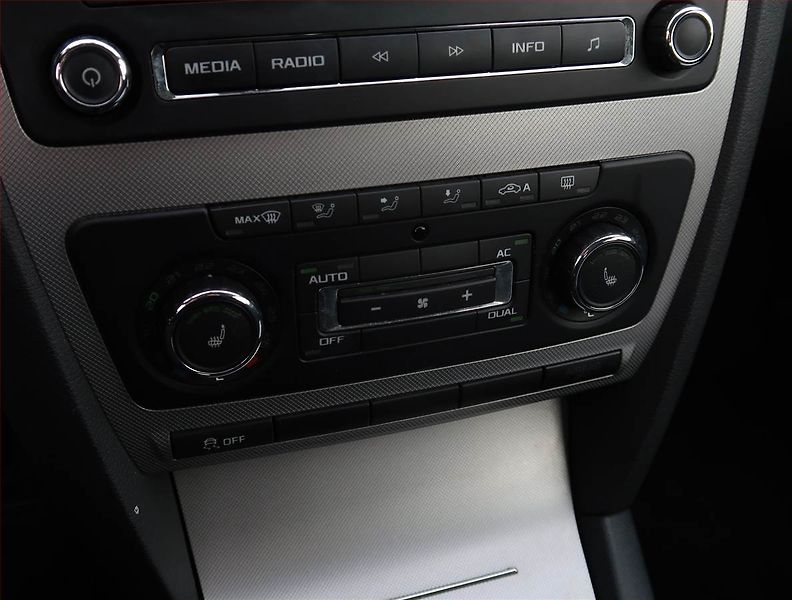 Škoda Octavia (2012) Elegance 2.0 TDI, Tempomat - fotka 15 z 19