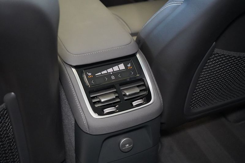 Volvo XC90 T8 PLUS Dark, Head-up, 360° - fotka 46 z 50