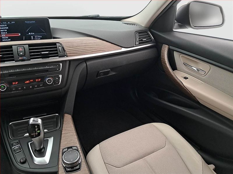 BMW Řada 3 (2015) Modern Line 320 d xDrive, 4X4 - fotka 8 z 20