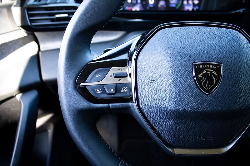 Peugeot 408 hybrid - fotka 16 z 21