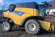 Kombajn New Holland 781 CR 9080.
