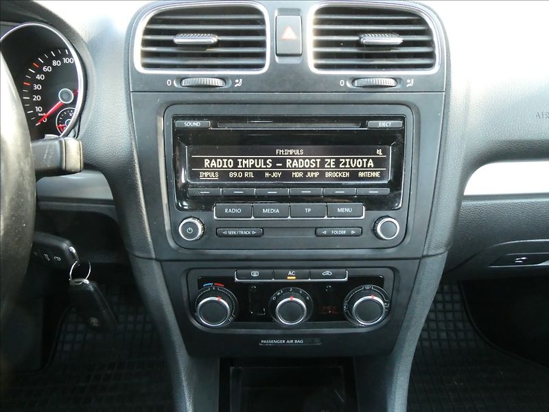 Volkswagen Golf 1,2 TSi 77kW serviska, klima - fotka 25 z 42