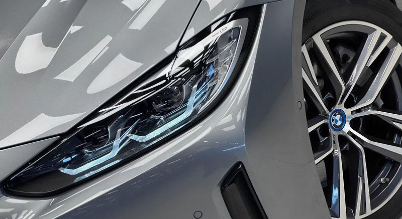 BMW i4 eDrive40 GC SoH 95% Bílý in. - fotka 19 z 23