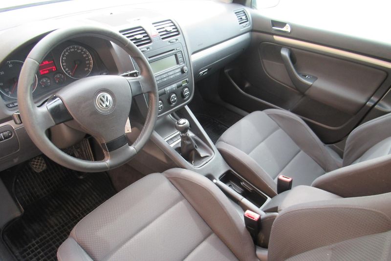 Volkswagen Golf 1.9 TDi AUT. KLIMA TAŽNÉ - fotka 9 z 18