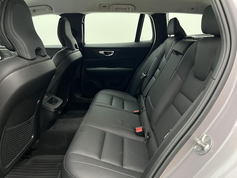 Volvo V60 B4 DARK PLUS 1. maj. - fotka 6 z 41