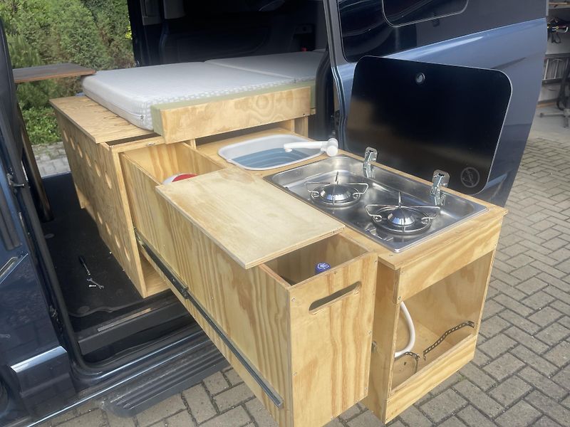 Ford Tourneo Custom (2018) - fotka 9 z 12