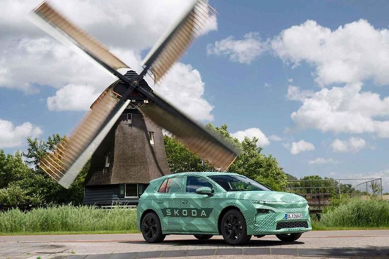 Škoda Elroq při testovacích jízdách s kamuflovanými kusy